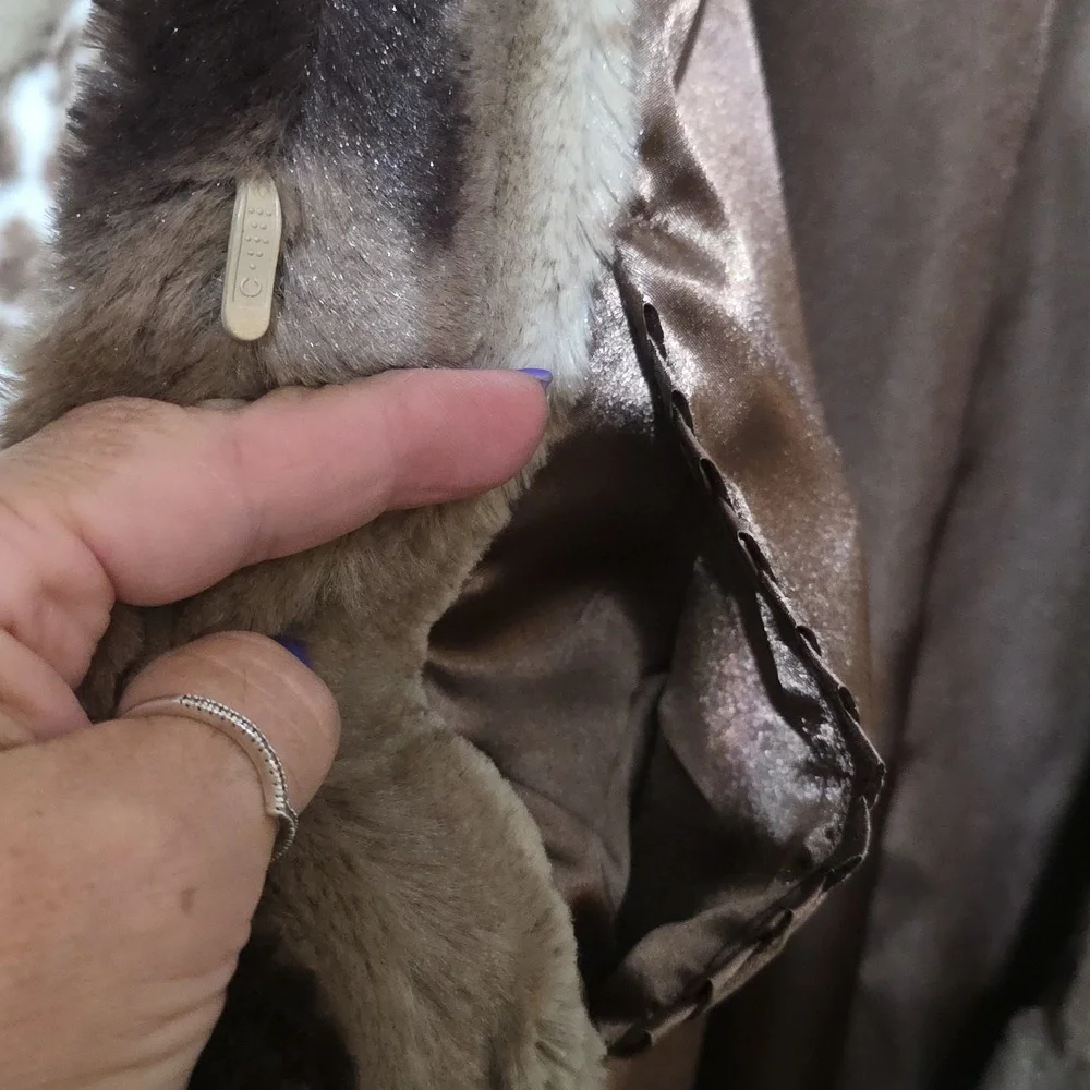 Dennis Basso Luxurious Brown and Cream Teddy Jacket - Picture 5 of 7